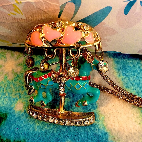 2-in-1 necklace/pin crystal charm carousel pony 💕 merry-go-round valentine's Day - Picture 3 of 7